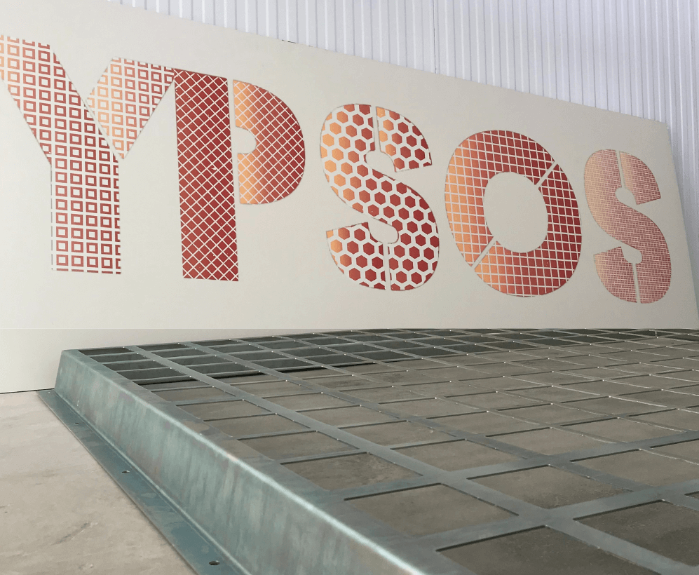 malla de seguridad con el cartel de ypsos detras