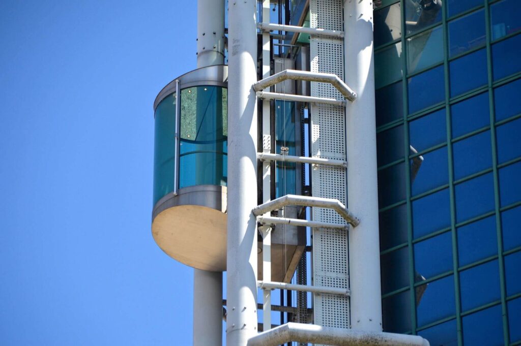 ascensor en un edificio con accidente en altura