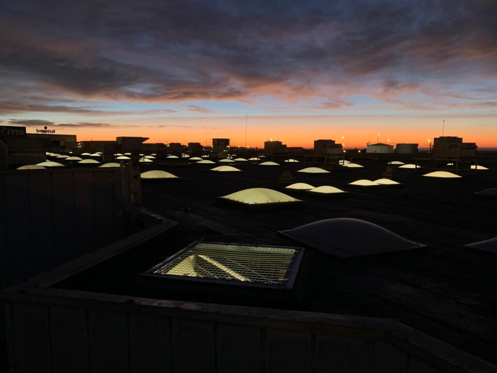 malla en una claraboya al atardecer