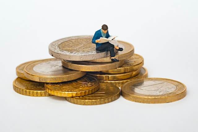 Sanciones de PRL monedas y un hombre sentado encima