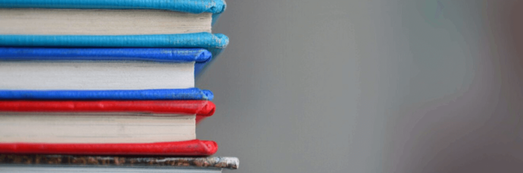 libros apilados encima de una mesa