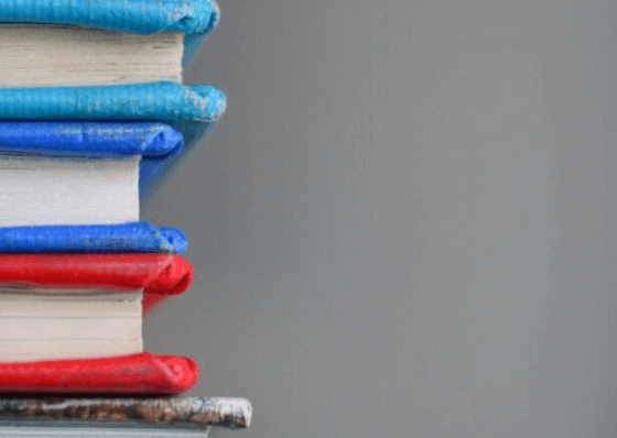 libros apilados encima de una mesa