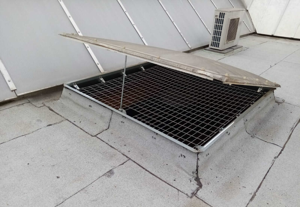 malla de seguridad pignus instalada en una claraboya