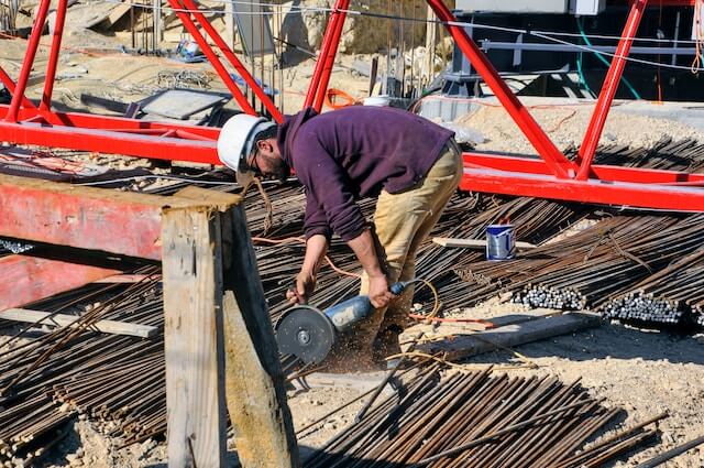 trabajador en el exterior encima de una nave trabajador en el exterior encima de una nave