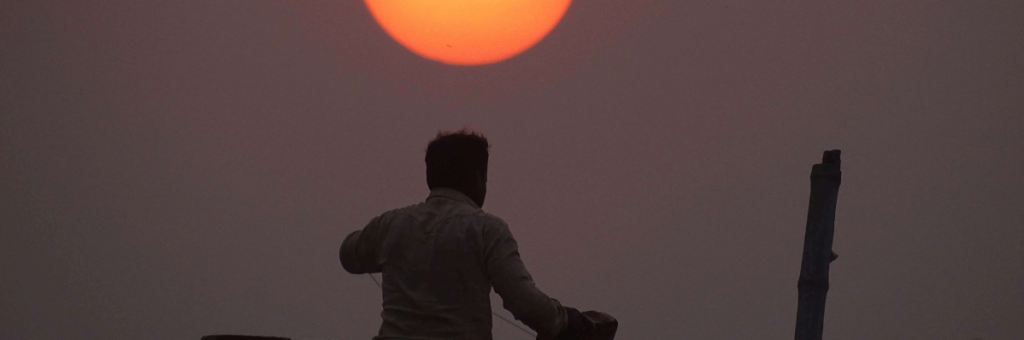 hombre trabajando al sol con altas temperaturas