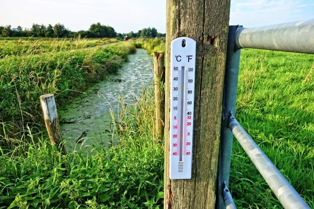 termometro anclado en un poste con altas temperaturas