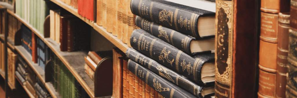 estanterias con libros sobre la norma UNE EN ISO 14122