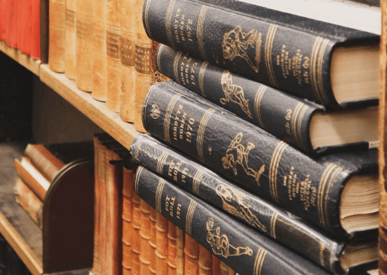 estanterias con libros sobre la norma UNE EN ISO 14122