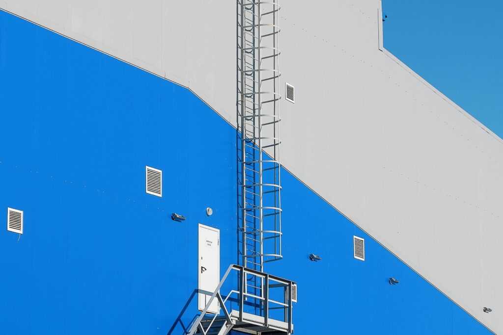 escalera vertical instalada para acceder a una cubierta