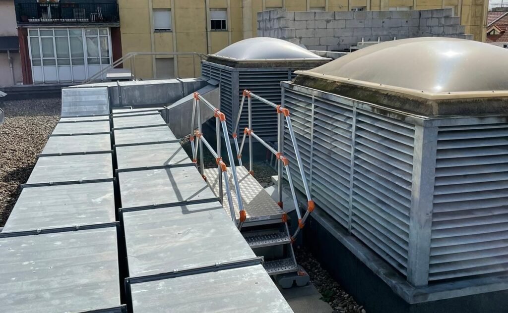 pasarela de cruce o salto de lobo instalado en una cubierta de una nave industrial