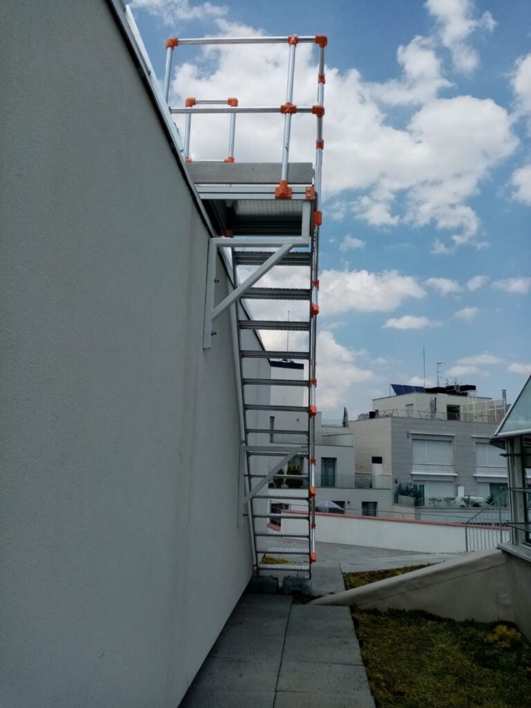 escalera vertical en una pared