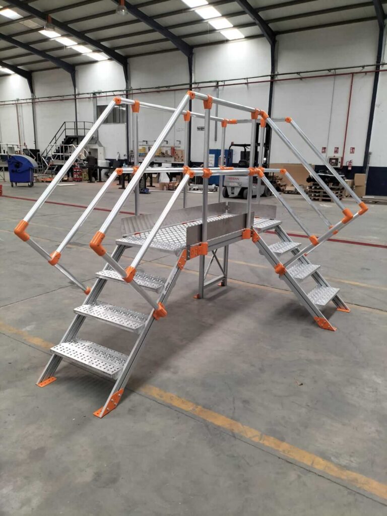 pasarela de cruce dentro de una nave industrial