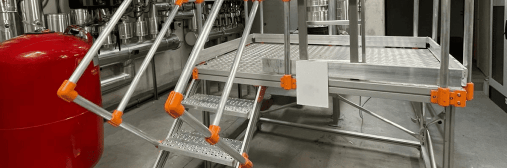 salto de lobo dentro de una nave industrial