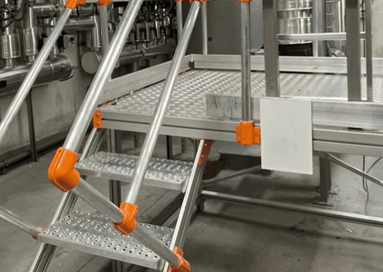salto de lobo dentro de una nave industrial