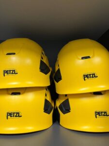 CUATRO CASCOS DE SEGURIDAD AMARILLOS
