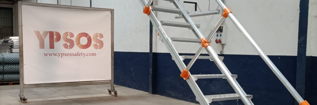 escalera con plataforma en las instalaciones de ypsos