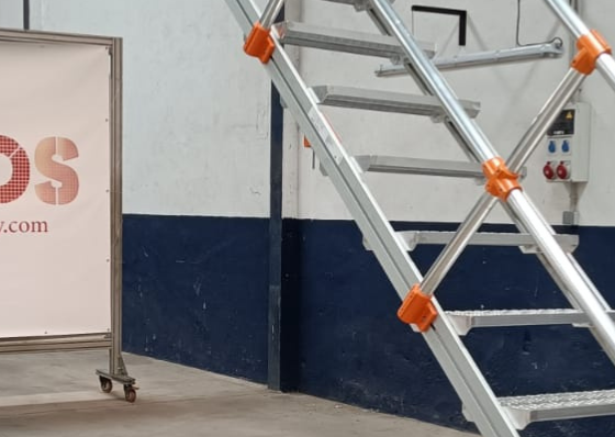 escalera con plataforma en las instalaciones de ypsos