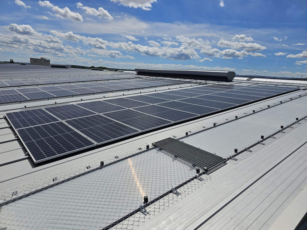 cubierta de placas solares y malla de seguridad