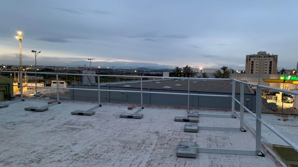 barandilla de seguridad contrapesada instalada en una cubierta