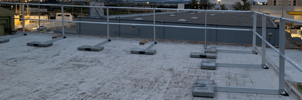 instalacion de barandillas de seguridad en una cubierta