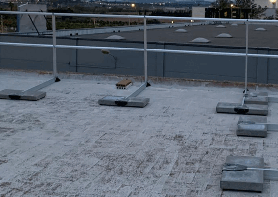 instalacion de barandillas de seguridad en una cubierta