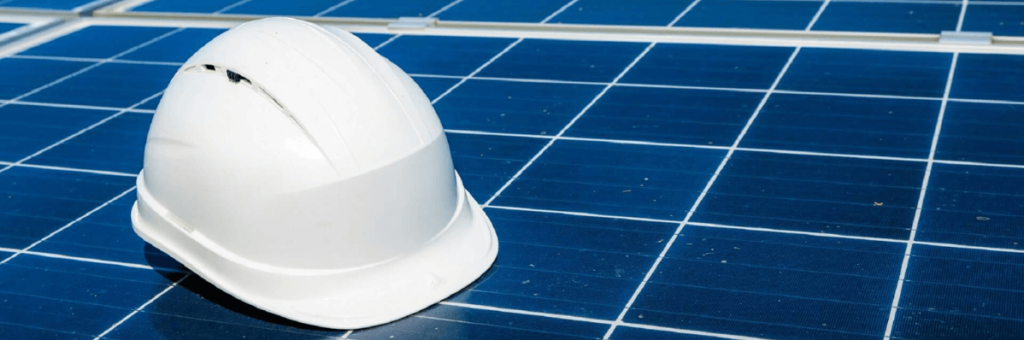 casco encima de placas solares