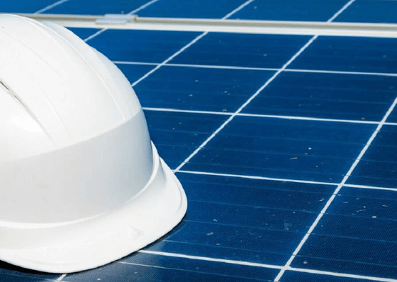 casco encima de placas solares
