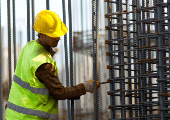 un hombre trabajando al aire libre en verano