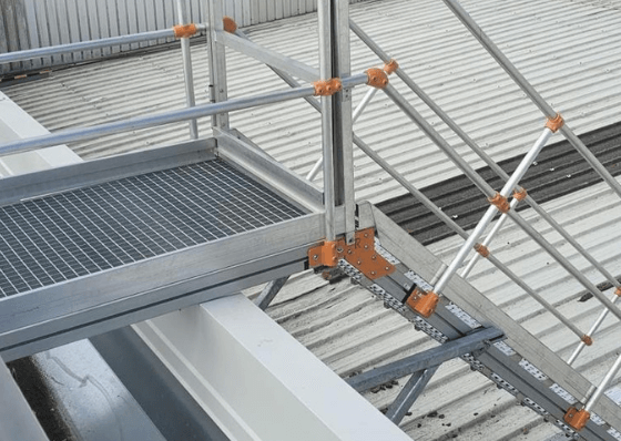 escalera instalada en una cubierta