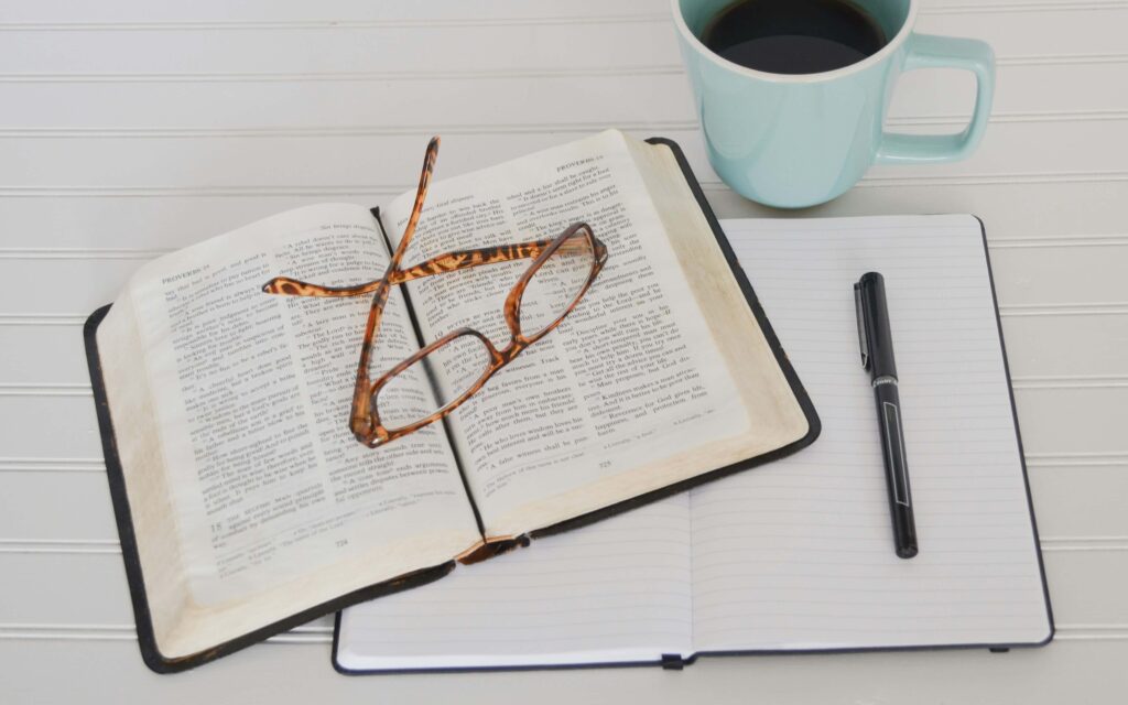 libro prl, gafas y taza de cafe