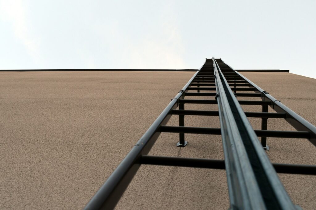 escalera con linea de vida vertical de rail
