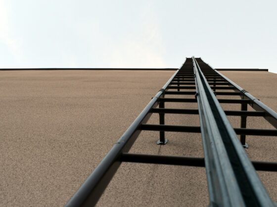 escalera con linea de vida vertical de rail
