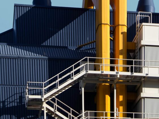 industria con escalera vertical y escalera inclinada