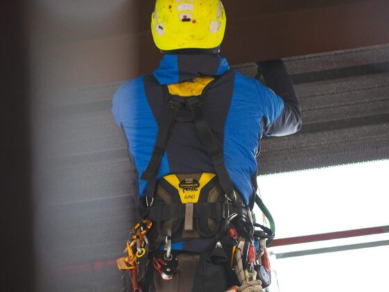 trabajador con arnes y casco de seguridad