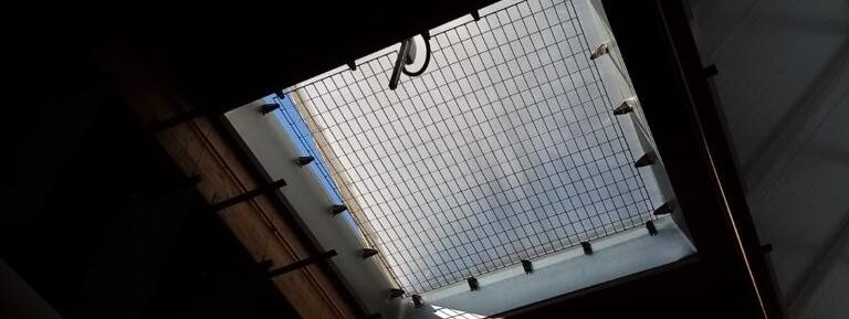 Una claraboya con una malla de seguridad anticaídas